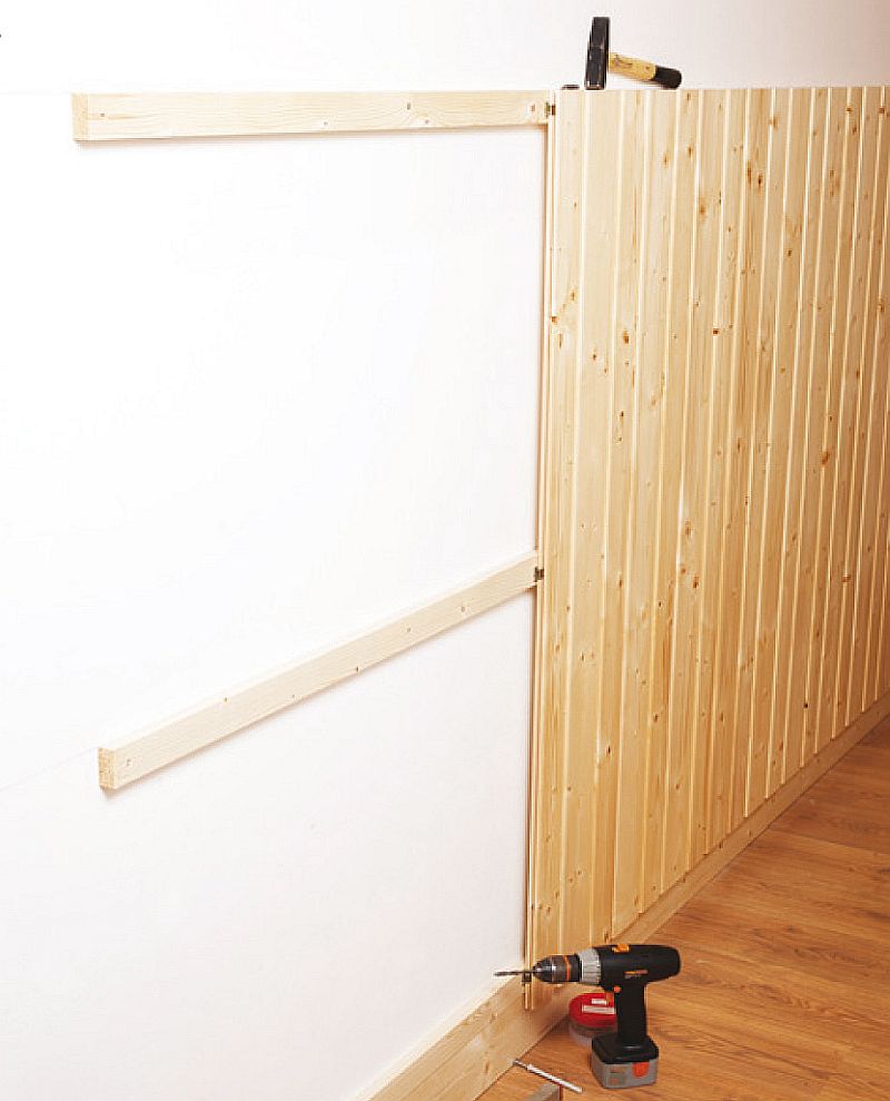 Kotven&iacute; lat&iacute; kolmo ke zvolen&eacute;mu směru palubek při mont&aacute;ži palubek na stěnu.