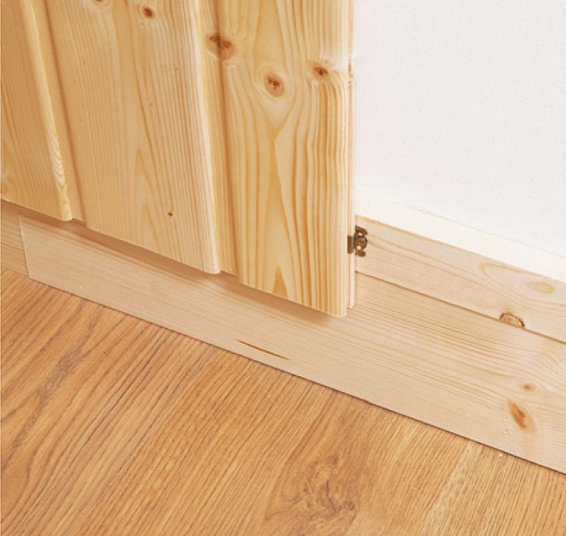 Obkl&aacute;d&aacute;n&iacute; stěn interi&eacute;ru palubkami - vložen&iacute; soklu mezi obložen&iacute; a povrch podlahy.