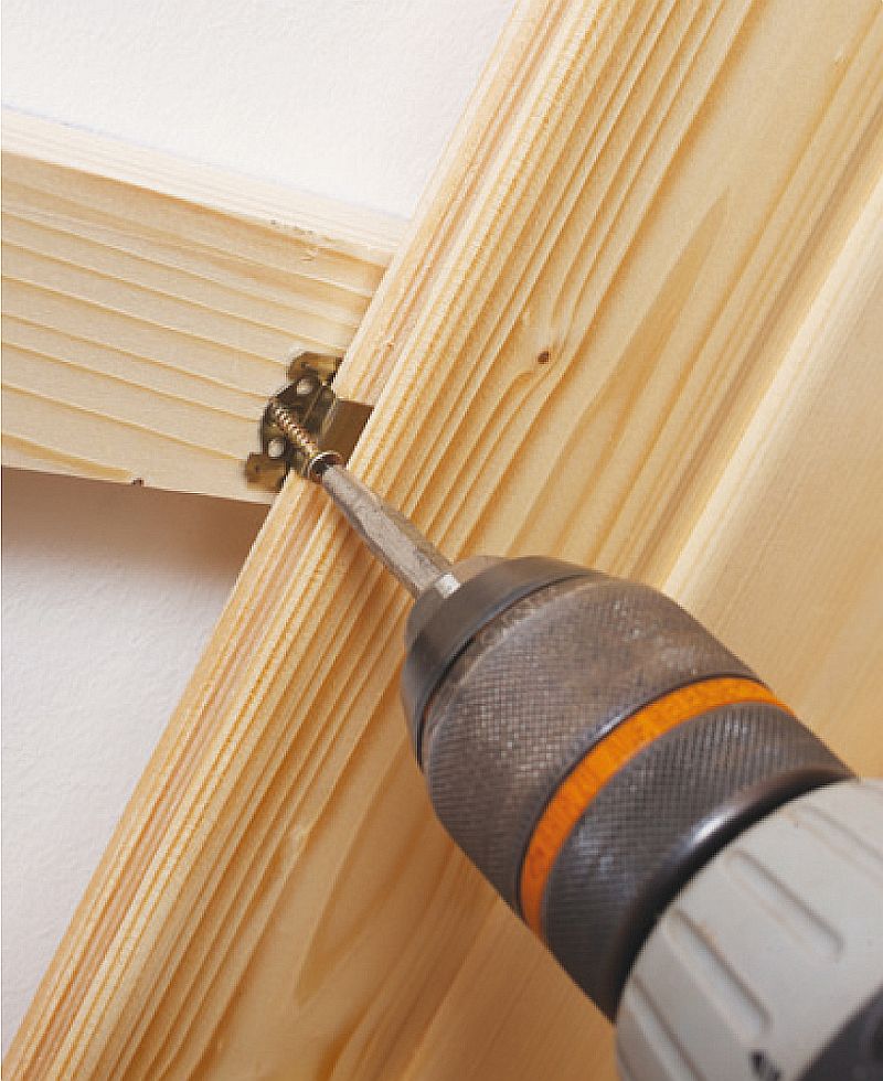  Použit&iacute; speci&aacute;ln&iacute;ch př&iacute;chytek při mont&aacute;ži palubek na stěnu či strop v interi&eacute;ru.