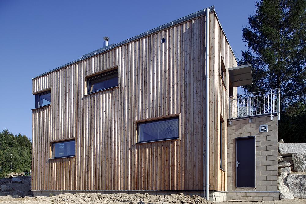 Dřevostavba ve svahu v průběhu v&yacute;stavby.