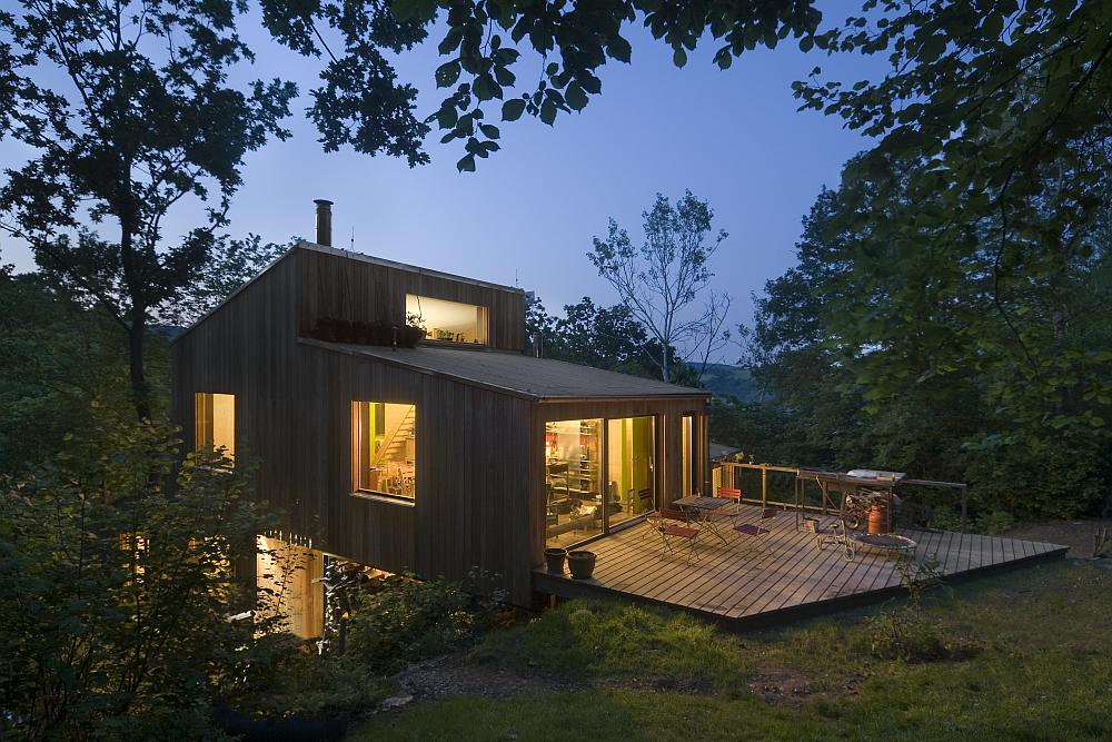 Dvojdům ve svahu na pilotech v Zadn&iacute; Třebani s terasou.