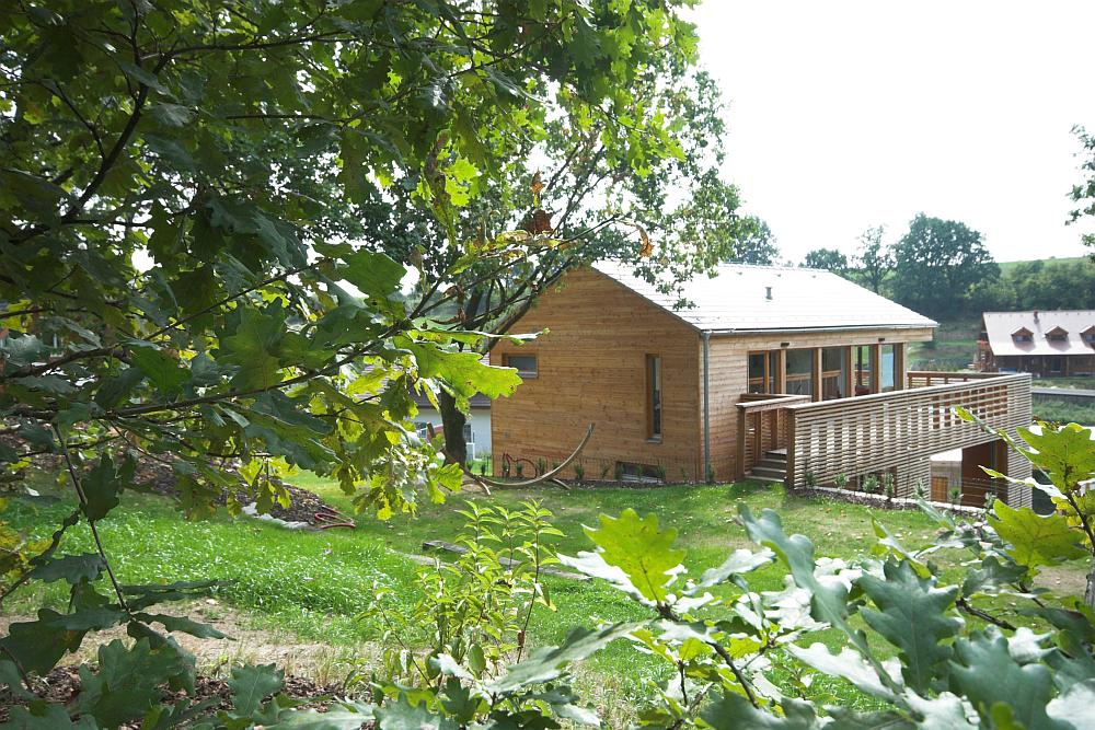 Rodinn&yacute; dům ve svahu v Zaječic&iacute;ch v podobě dřevostavby.