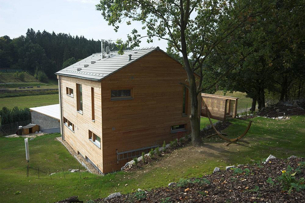 Dřevostavba ve svahu v Zaječic&iacute;ch ze zadn&iacute; č&aacute;sti.