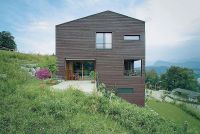 Dřevostavba ve svahu