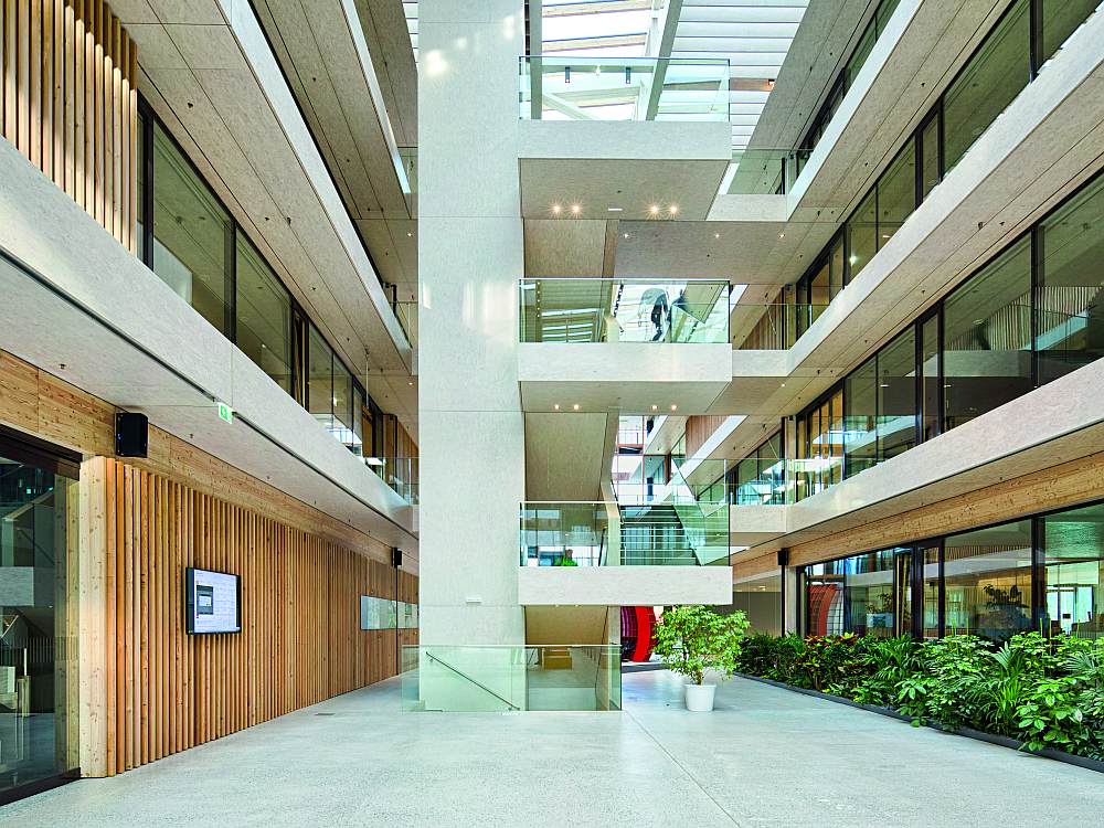 drevostavba-jako-administrativni-budova-egger-rakousko-atrium-schodiste