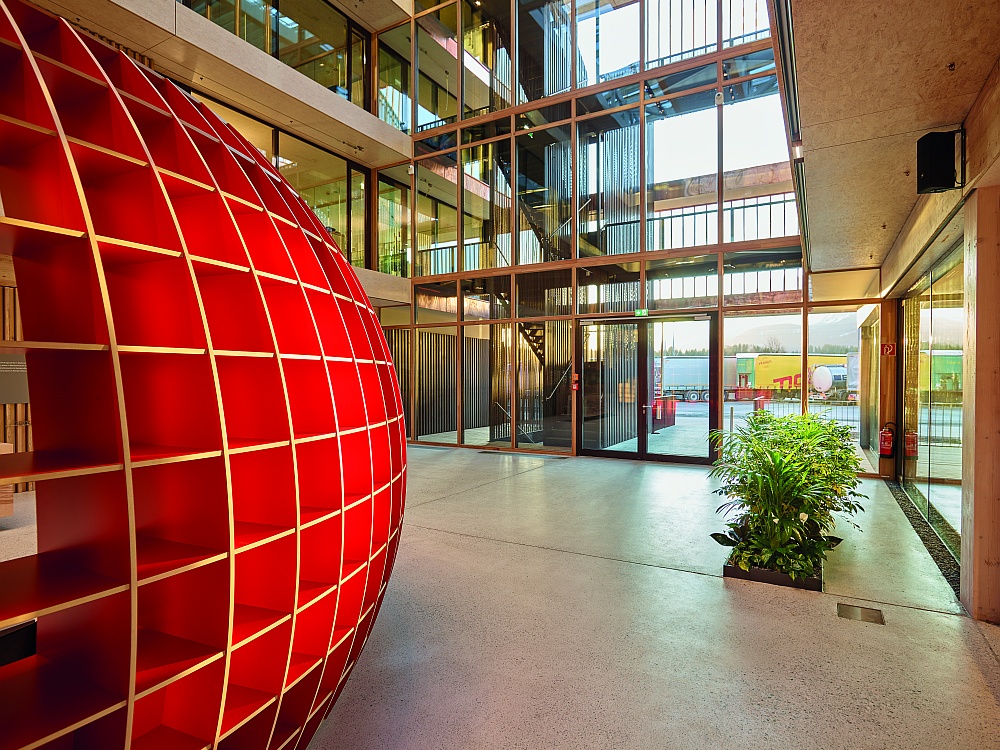 thumb drevostavba-jako-administrativni-budova-egger-rakousko-atrium-vstup