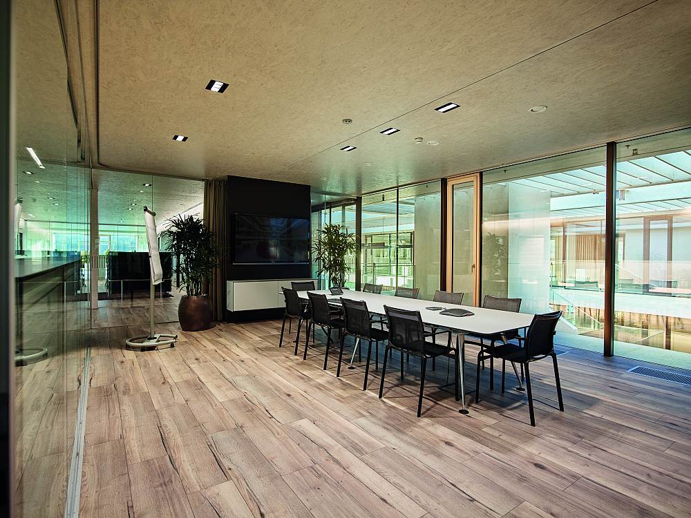 drevostavba-jako-administrativni-budova-egger-rakousko-zasedaci-mistnost