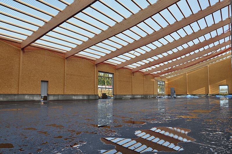 drevostavba-prumyslovy-sklad-soli-ostrach-nemecko-stavba-oblozeni-sten-osb-4-top-desky