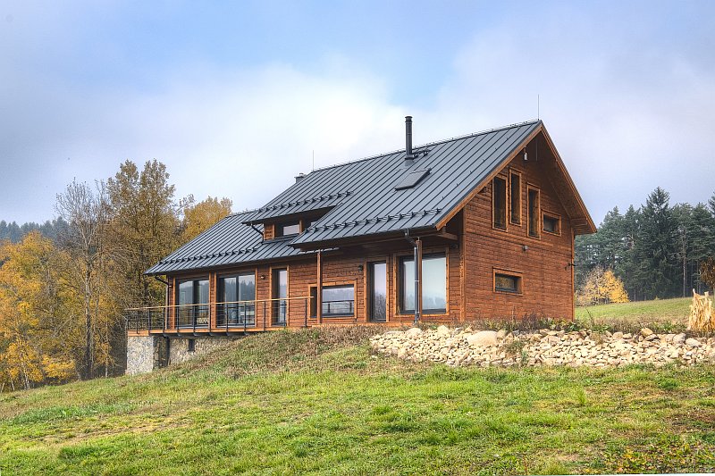 drevostavba-pro-venkovske-bydleni-kontio-severska-borovice-finske-drevostavby-exterier-terasa-les