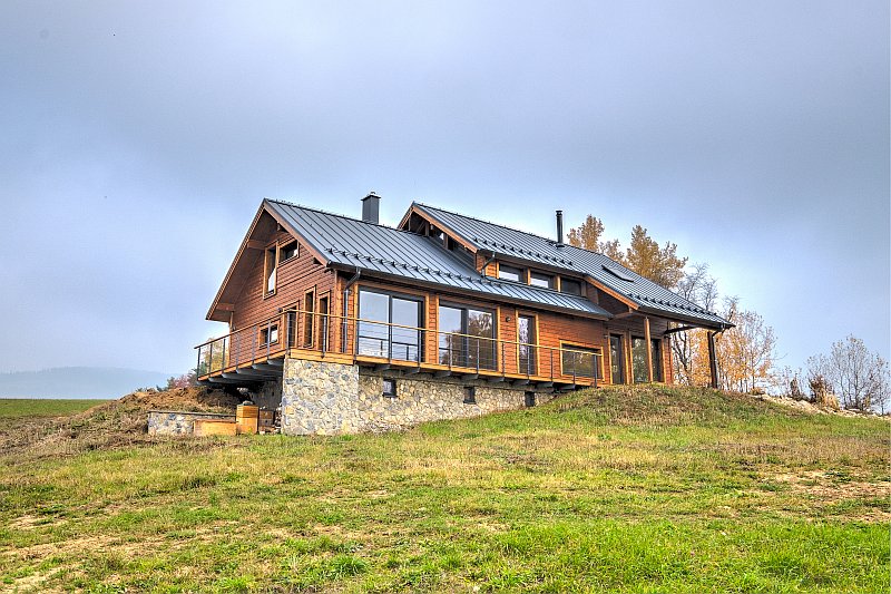 drevostavba-pro-venkovske-bydleni-kontio-severska-borovice-finske-drevostavby-exterier-terasa-louka