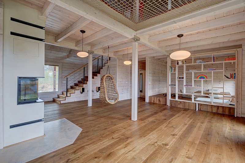 drevostavba-pro-venkovske-bydleni-kontio-severska-borovice-finske-drevostavby-interier-hlavni-obytny-prostor-krb-drevena-dubova-podlaha