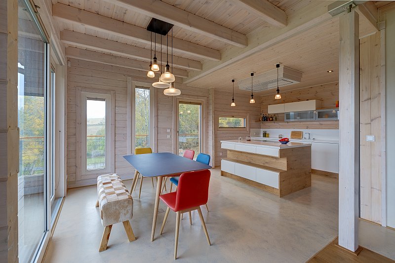 drevostavba-pro-venkovske-bydleni-kontio-severska-borovice-finske-drevostavby-interier-kuchyne-jidelna