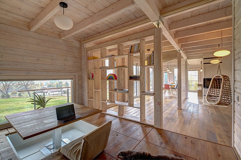 drevostavba-pro-venkovske-bydleni-kontio-severska-borovice-finske-drevostavby-interier-pracovna-hlavni-obytny-prostor