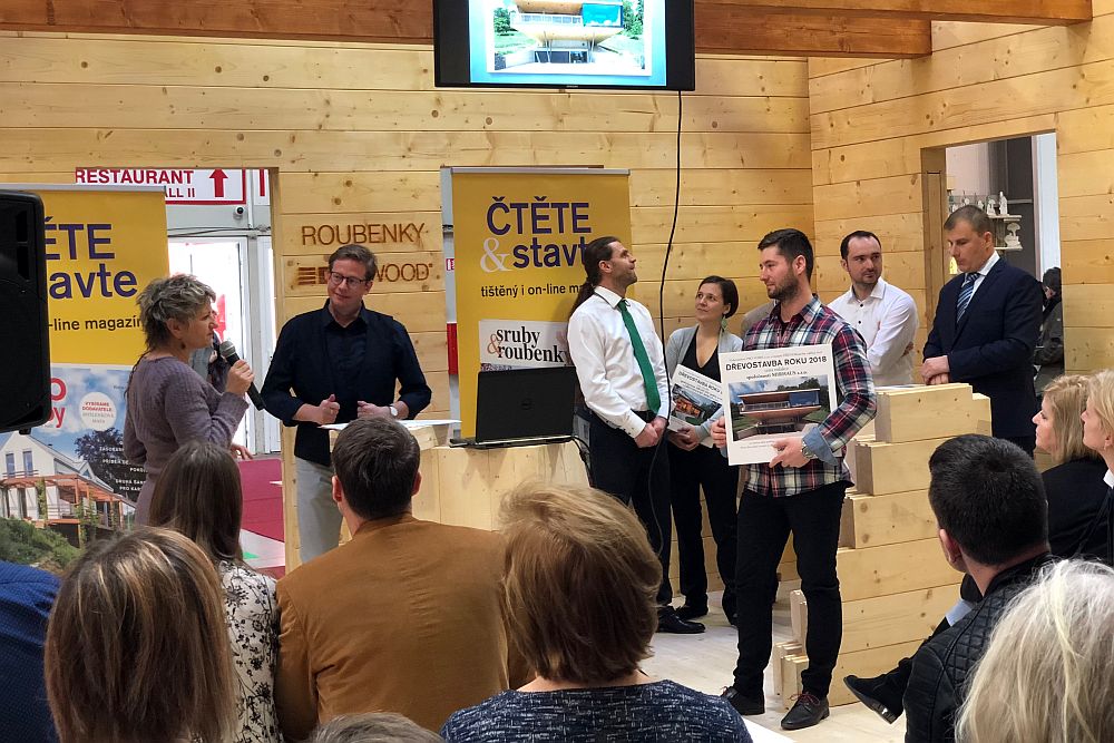 Titul Dřevostavba roku 2018 časopisu DŘEVO&stavby – cena redakce časopisu DŘEVO&stavby získala dřevostavba společnosti MIRHAUS for-wood-vyhlaseni-ankety-drevostavba-roku-2018-cena-redakce-montovane-drevostavby