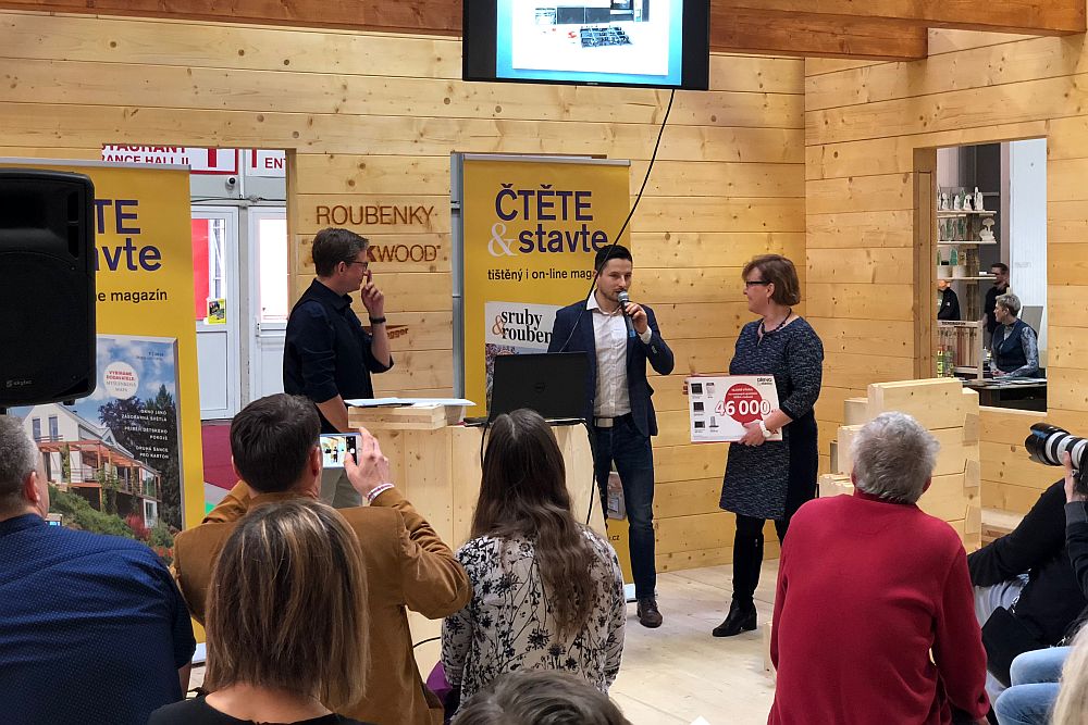 Hlavní cenu pro hlasující - set vestavných spotřebičů MORA v hodnotě 46 000 Kč vyhrála paní Veronika F., PRAHA. Cenu jí předal Zbyněk Šír, obchodní manažer značky MORA for-wood-vyhlaseni-ankety-drevostavba-roku-2018-hlavni-vyhra-pro-hlasujici