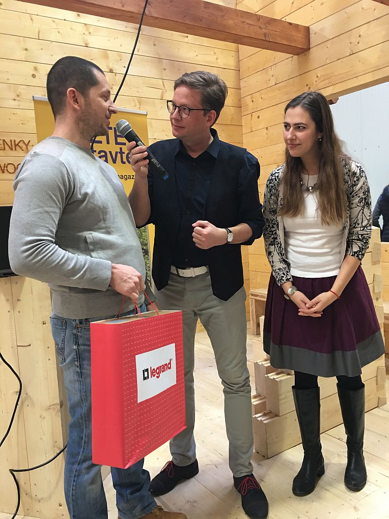 Kompletní sadu video vstupního systému pro rodinné domy s možností přesměrování hovoru na mobilní telefon zahrnující vstupní panel Linea 3000 a videotelefon Classe 300 wi-fi v hodnotě 30 200 Kč od společnosti Legrand obdržel pan Zdeněk.O. z Plzně for-wood-vyhlaseni-ankety-drevostavba-roku-2018-premiova-vyhra-pro-hlasujici-1-legrand