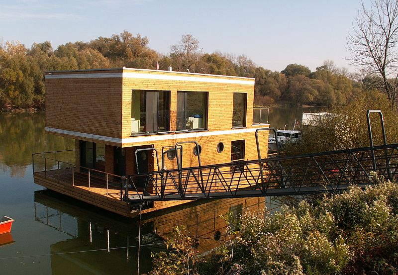 drevostavba-usporne-bydleni-na-vode-mandl-living-on-water-2