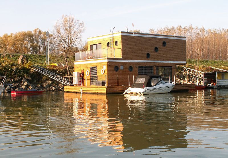drevostavba-usporne-bydleni-na-vode-mandl-living-on-water-3