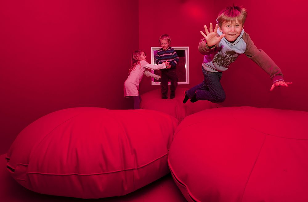 drevostavba-detske-kulturni-centrum-kodan-dansko-interier-skakaci-polstare-deti