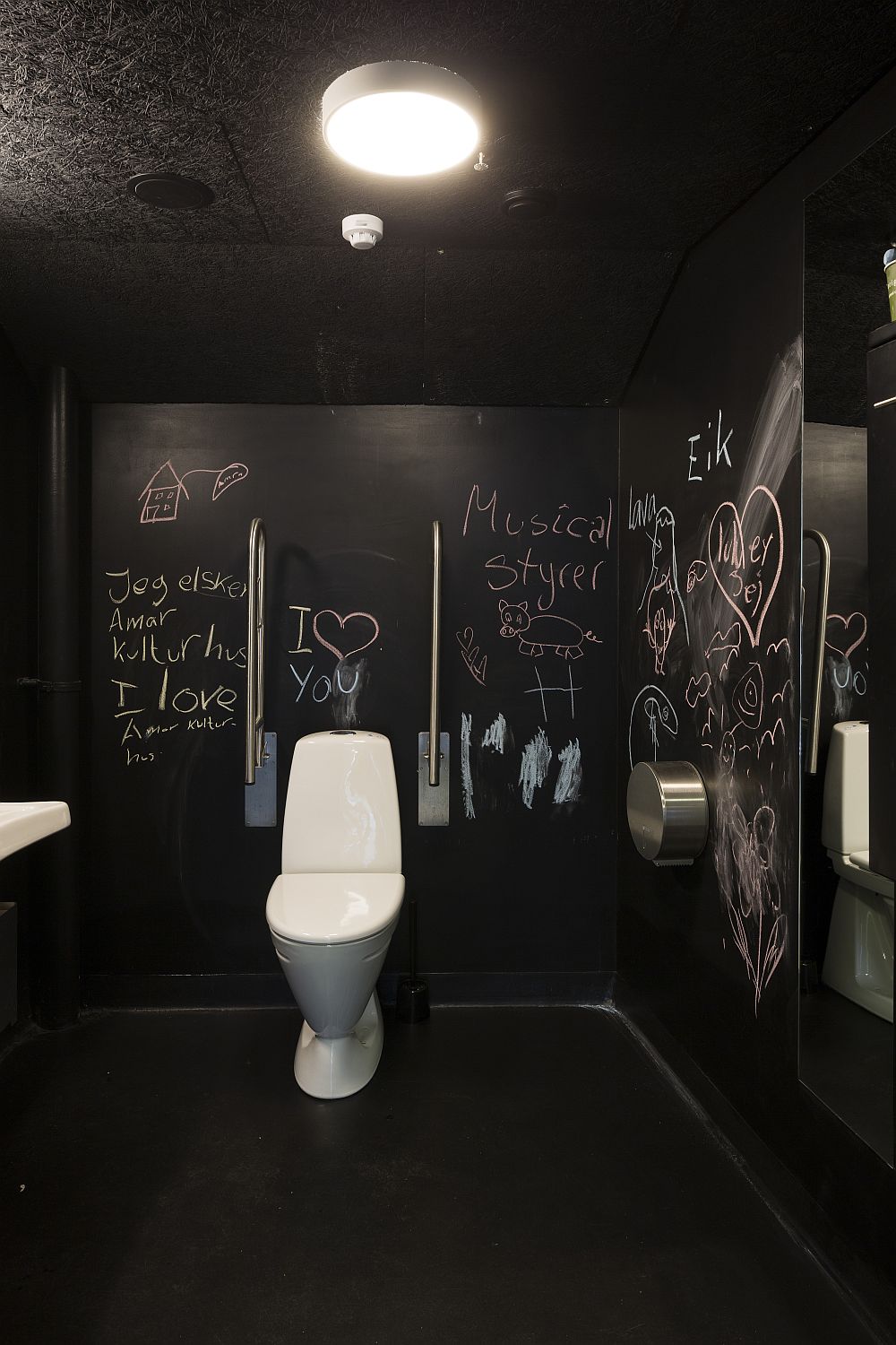 drevostavba-detske-kulturni-centrum-kodan-dansko-interier-wc-tabule-na-psani