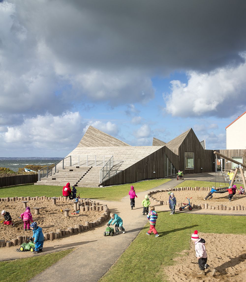 drevostavba-detsky-denni-stacionar-raa-svedsko-exterier-piskoviste