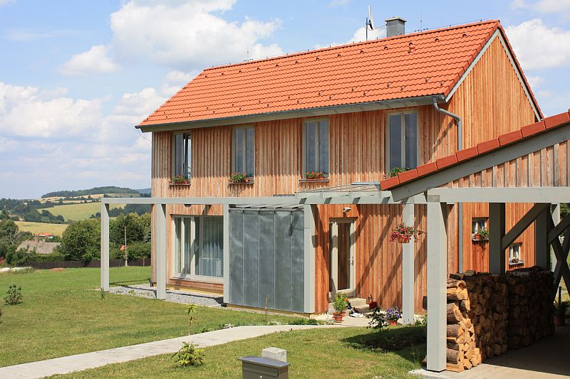 drevostavba-dum-na-samote-dum-na-kopci-pod-lesem-exterier-2