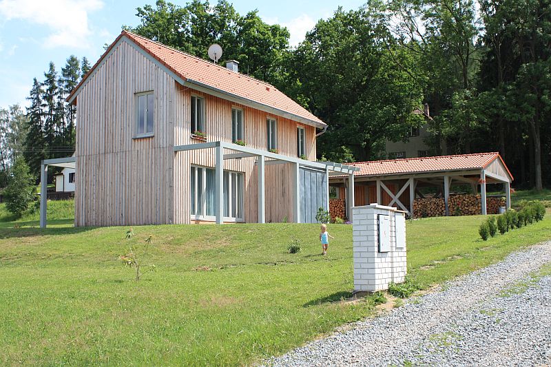 drevostavba-dum-na-samote-dum-na-kopci-pod-lesem-exterier-3