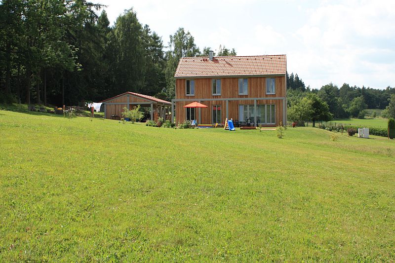 drevostavba-dum-na-samote-dum-na-kopci-pod-lesem-exterier-4