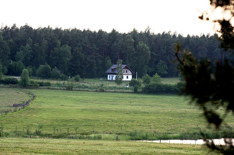 drevostavba-dum-na-samote-navrat-k-predkum-elk-exterier-1