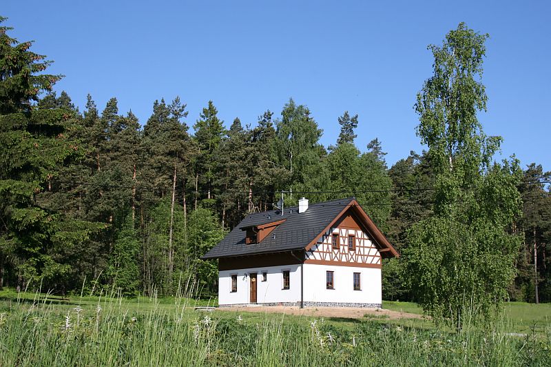 drevostavba-dum-na-samote-navrat-k-predkum-elk-exterier-2