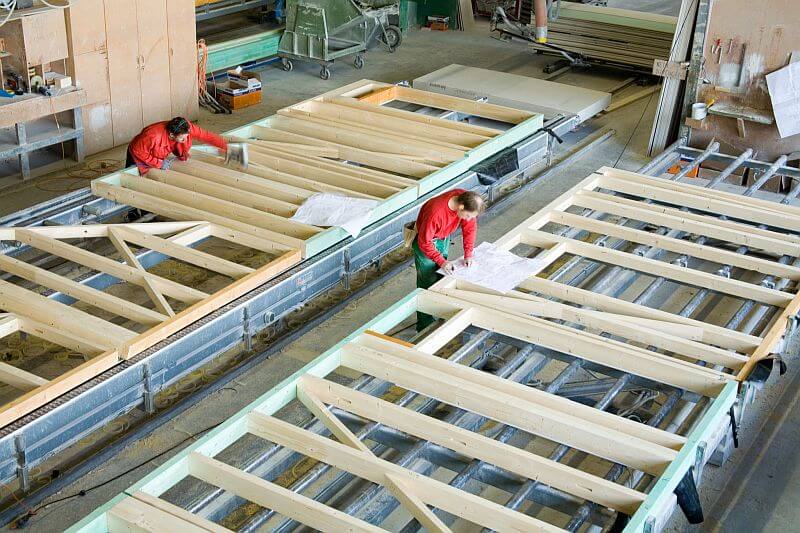 vyroba-stenoveho-panelu-drevostavby-ve-vyrobni-hale