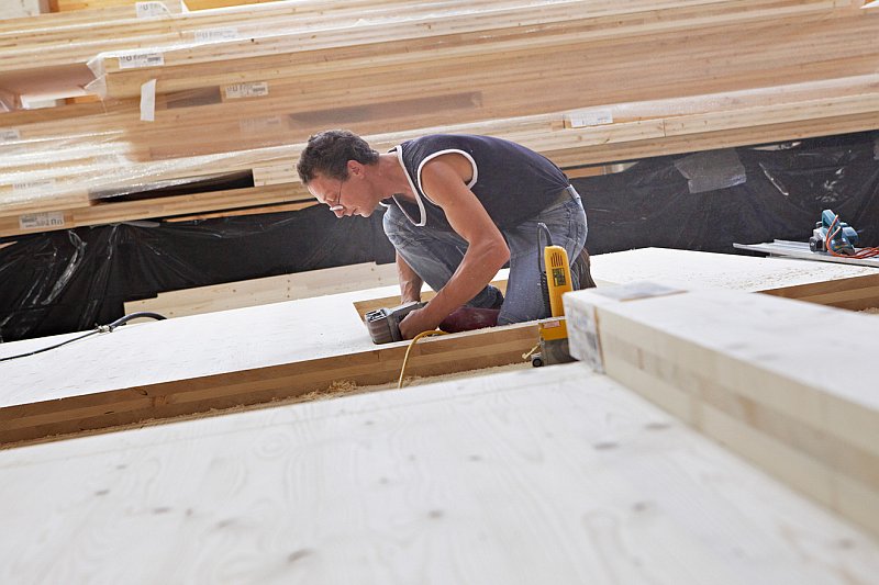 vyrobni-zavod-stora-enso-ybbs-proces-vyroby-clt-panelu-10-kontrola-opracovanych-panelu