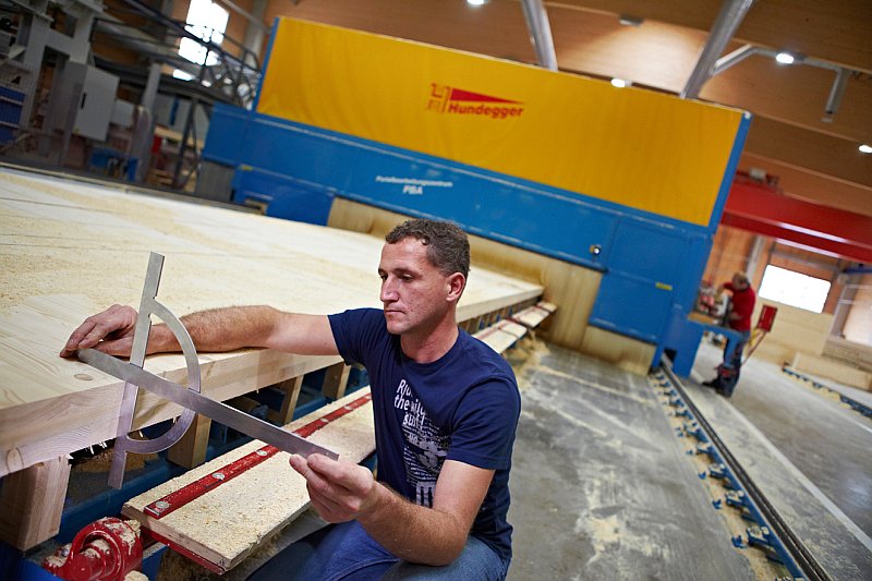 vyrobni-zavod-stora-enso-ybbs-proces-vyroby-clt-panelu-11-kontrola-rozmeru-panelu