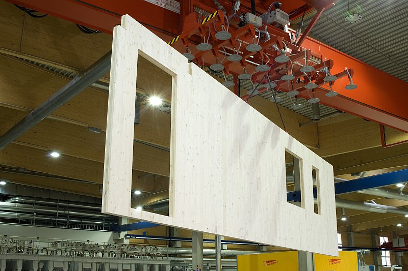 vyrobni-zavod-stora-enso-ybbs-proces-vyroby-clt-panelu-12-nakladani-hotoveho-panelu