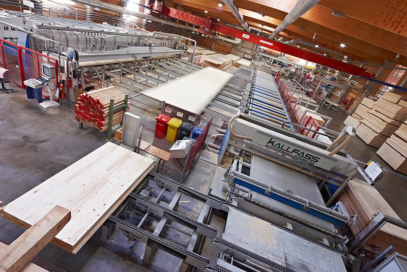 vyrobni-zavod-stora-enso-ybbs-proces-vyroby-clt-panelu-4-vyroba-l-desek-podelnych-vrstev