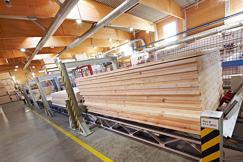 vyrobni-zavod-stora-enso-ybbs-proces-vyroby-clt-panelu-5-vyroba-pricnych-c-vrstev