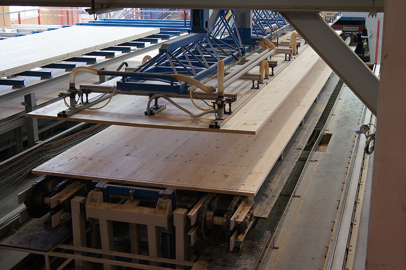 vyrobni-zavod-stora-enso-ybbs-proces-vyroby-clt-panelu-6-proces-lepeni-jednotlivych-desek