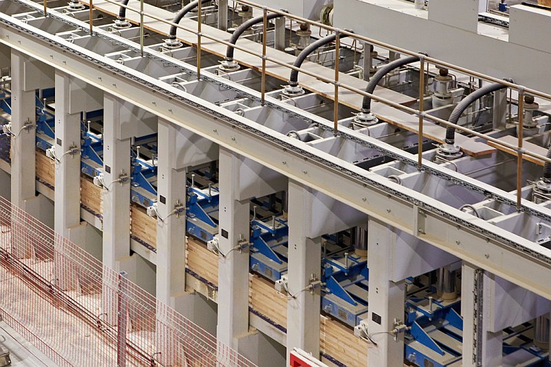 vyrobni-zavod-stora-enso-ybbs-proces-vyroby-clt-panelu-7-lisovani-panelu