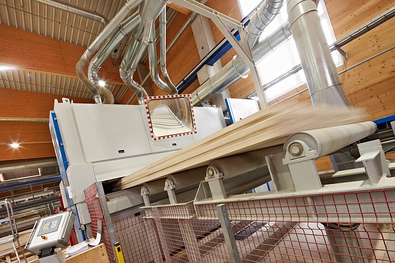 vyrobni-zavod-stora-enso-ybbs-proces-vyroby-clt-panelu-8-brouseni