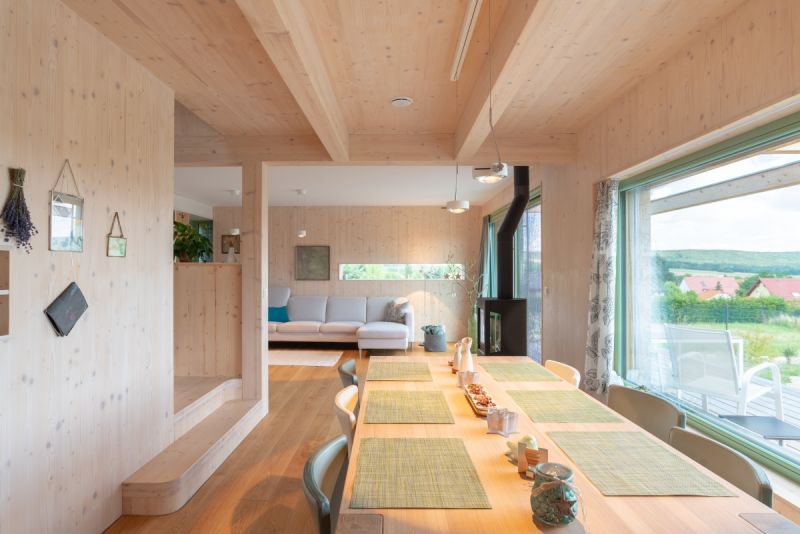 interier-drevostavby-z-vrstveneho-masivniho-dreva