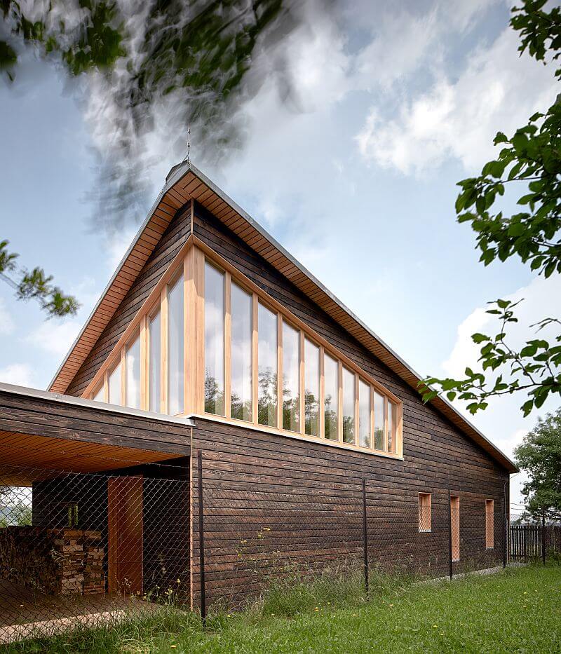 drevostavba-valarch-dum-kastan-boysplaynice-exterier-drevena-fasada-proskleni-strecha