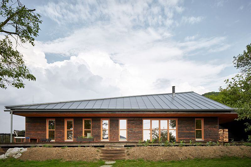 drevostavba-valarch-dum-kastan-boysplaynice-exterier-drevena-fasada-terasa-sikma-strecha