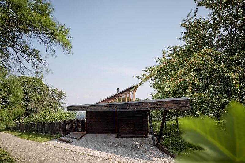 drevostavba-valarch-dum-kastan-boysplaynice-exterier-parkovaci-stani-ulice