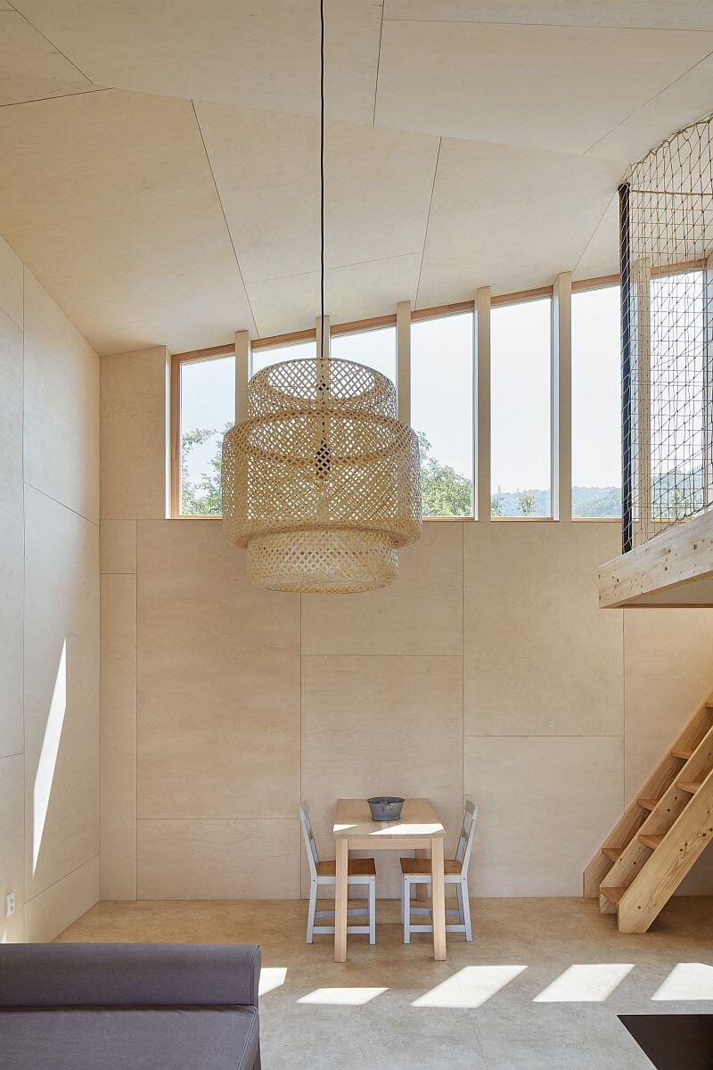 drevostavba-valarch-dum-kastan-boysplaynice-interier-jidelni-stul-lustr