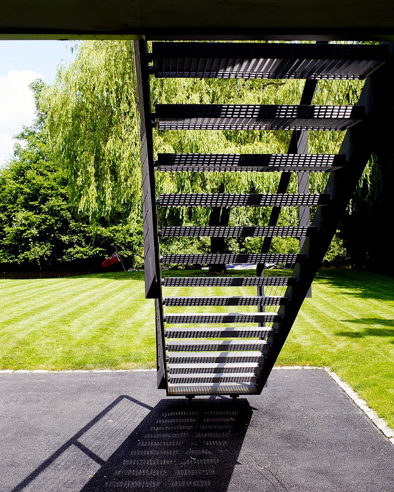 dum-na-nozickach-na-bazi-dreva-hind-house-john-pardey-anglie-exterier-pozinkovane-schodiste-zahrada