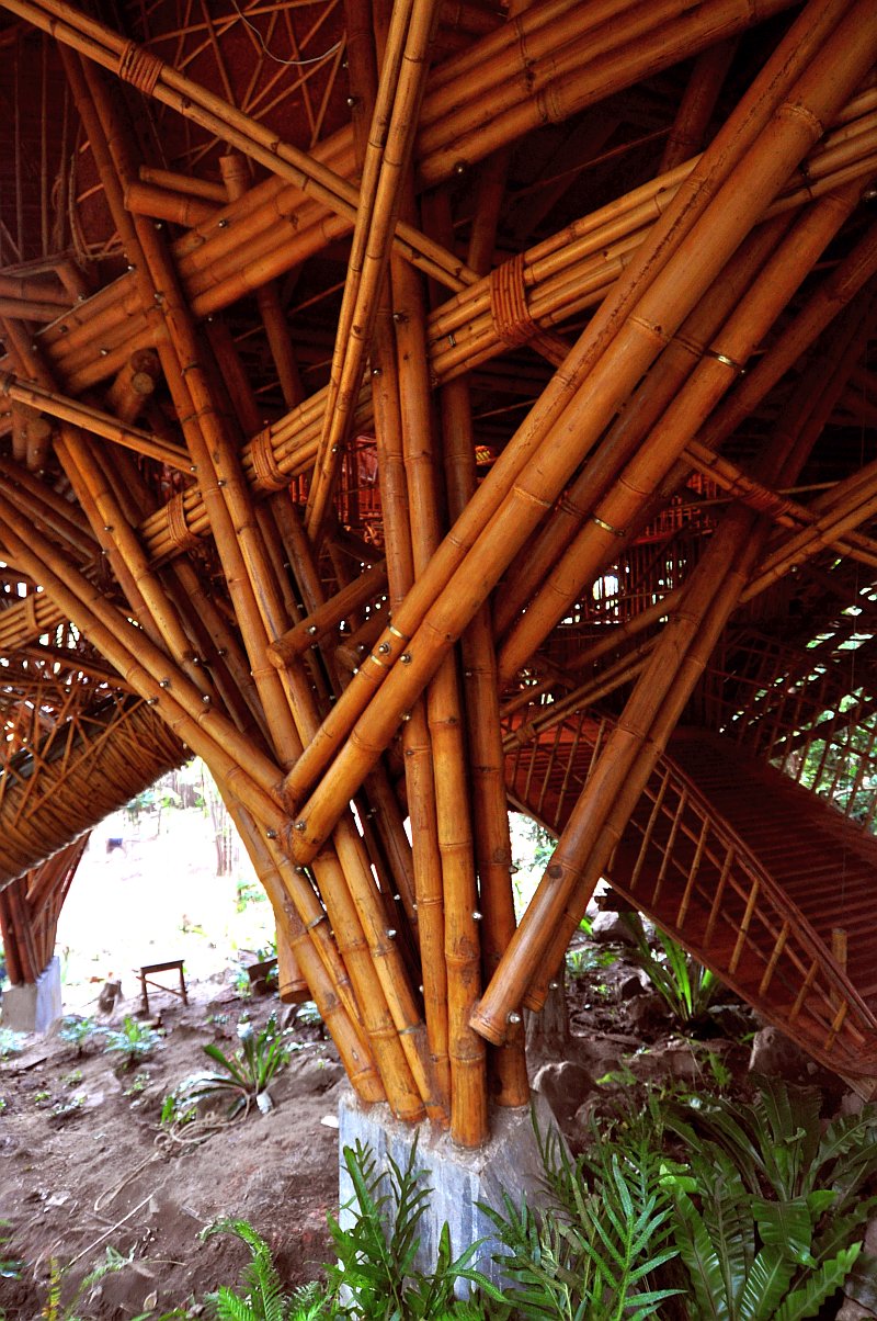 drevostavba-vzdelavaci-centrum-pro-deti-ostrov-koh-kood-thajsko-bambus-eukaliptove-drevo-exterier-detail-konstrukce