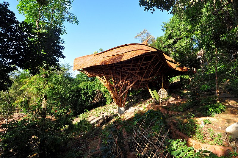 drevostavba-vzdelavaci-centrum-pro-deti-ostrov-koh-kood-thajsko-bambus-eukaliptove-drevo-exterier-prales