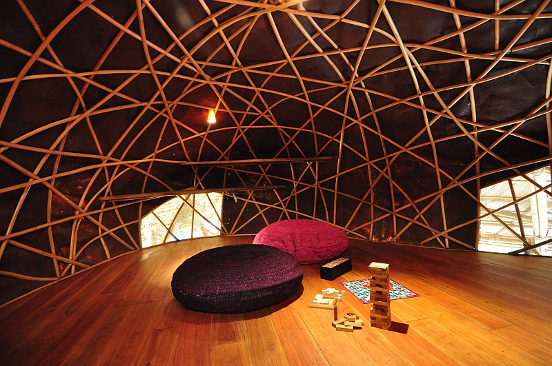 drevostavba-vzdelavaci-centrum-pro-deti-ostrov-koh-kood-thajsko-bambus-eukaliptove-drevo-interier-ucebni-prostor