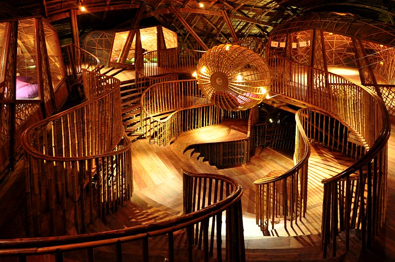 drevostavba-vzdelavaci-centrum-pro-deti-ostrov-koh-kood-thajsko-bambus-eukaliptove-drevo-interier-vecer