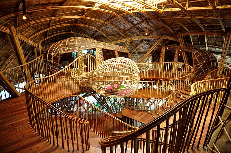 drevostavba-vzdelavaci-centrum-pro-deti-ostrov-koh-kood-thajsko-bambus-eukaliptove-drevo-interier